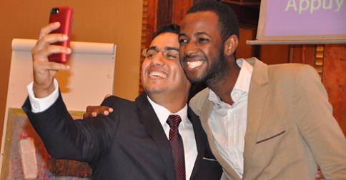 Le selfie d'El Mehdi Ezzouate, président du Forum Anfa et Bilal Decko, lors de la présentation de la campagne "Je suis Marocain, Je suis Africain"./K.Alaoui